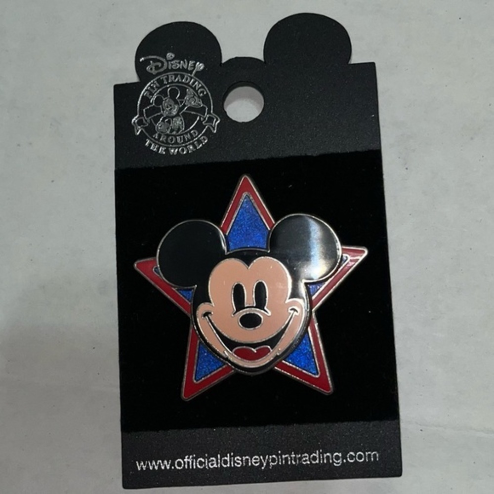 2006 Disney Mickey Mouse Star Pin‎ New on Card